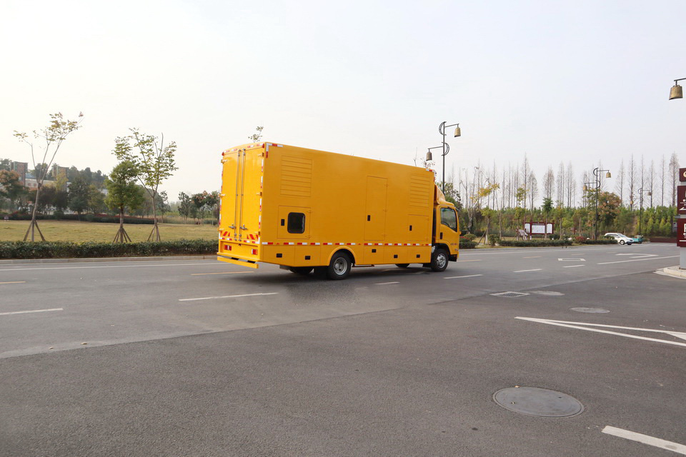五十鈴150KW應(yīng)急電源車(chē).JPG