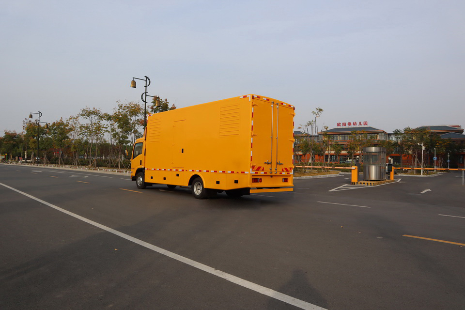 五十鈴150KW應(yīng)急電源車(chē)2.JPG